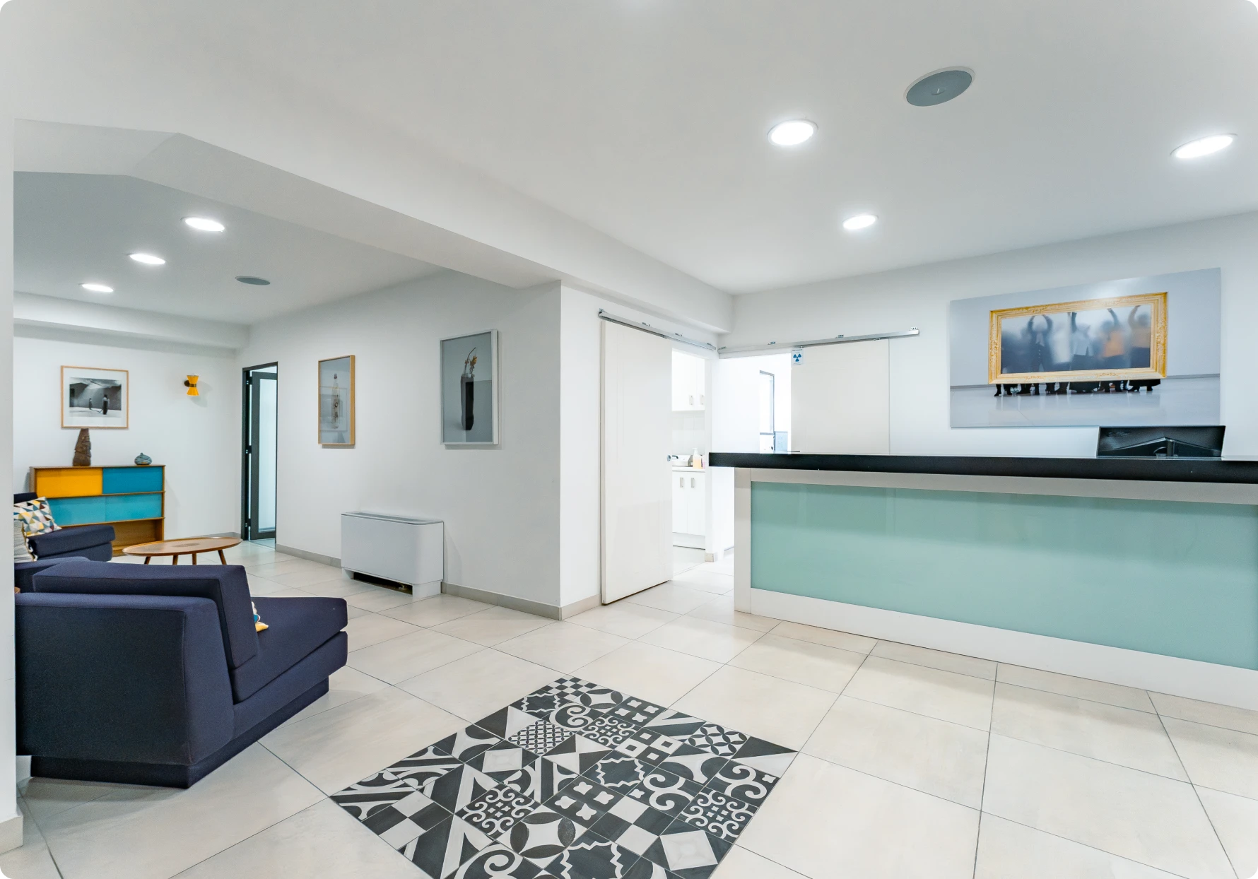 Espace d’accueil et salle d’attente du cabinet du Dr Loïc Feuerstoss, dentiste à Marseille