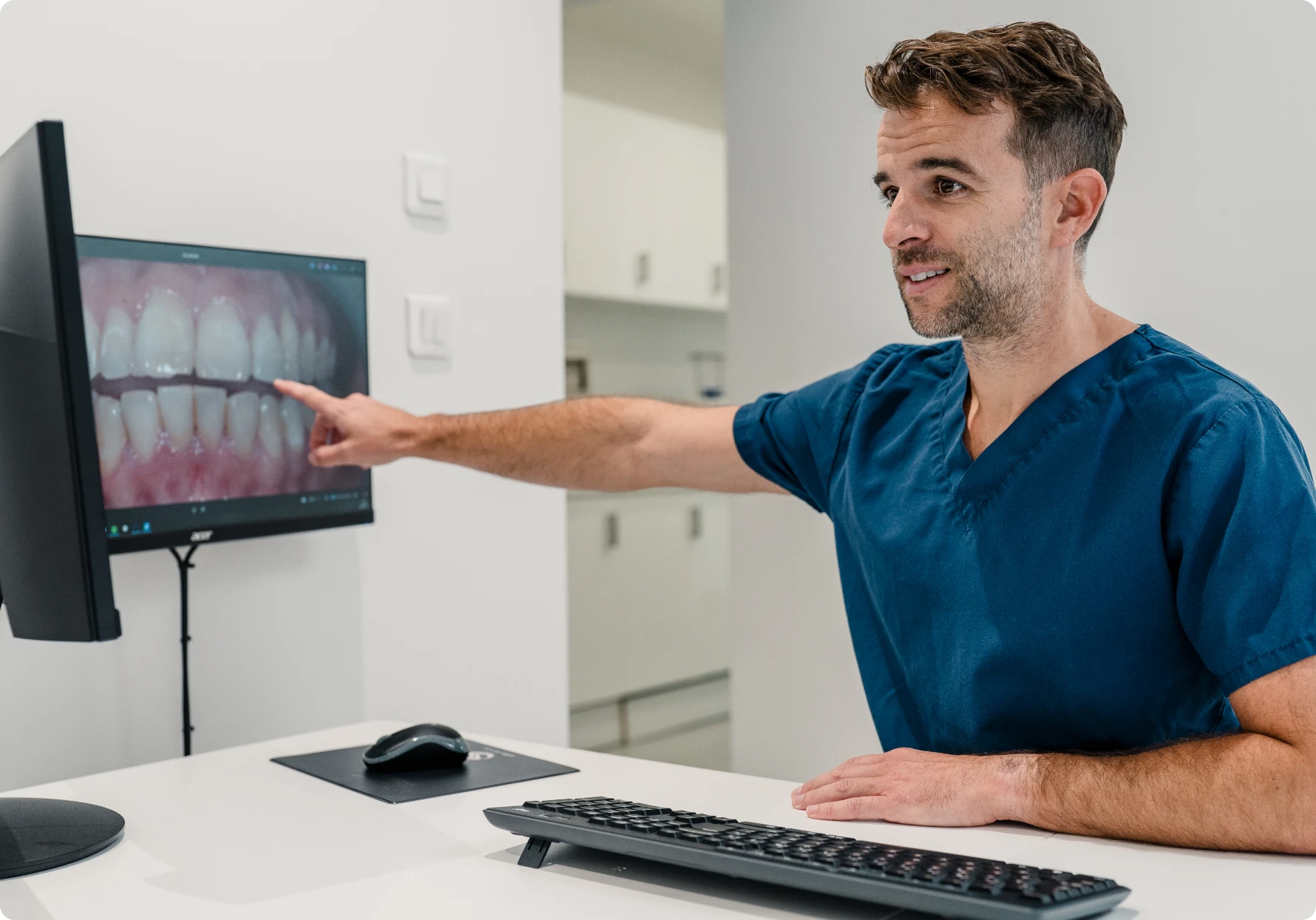 Dr Loïc Feuerstoss expliquant l’état des dents sur un écran lors d’une consultation à Marseille