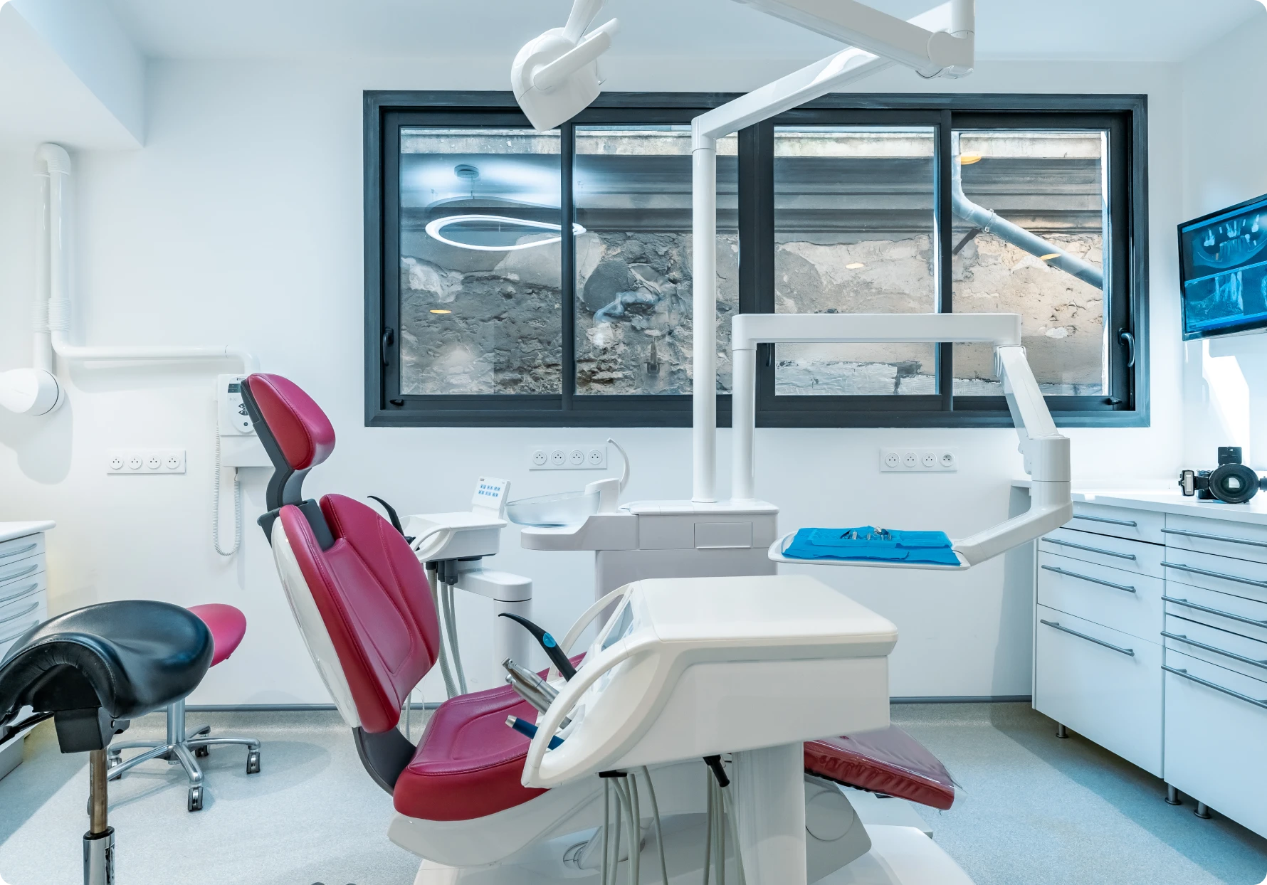 Salle de soins du cabinet dentaire du Dr Loïc Feuerstoss à Marseille