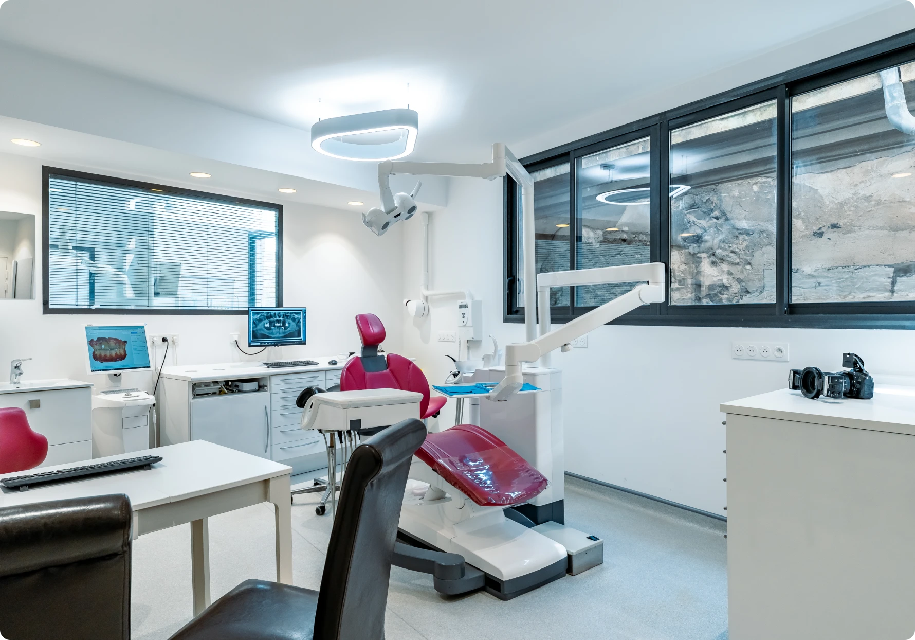 Aménagement intérieur du cabinet dentaire du Dr Loïc Feuerstoss à Marseille