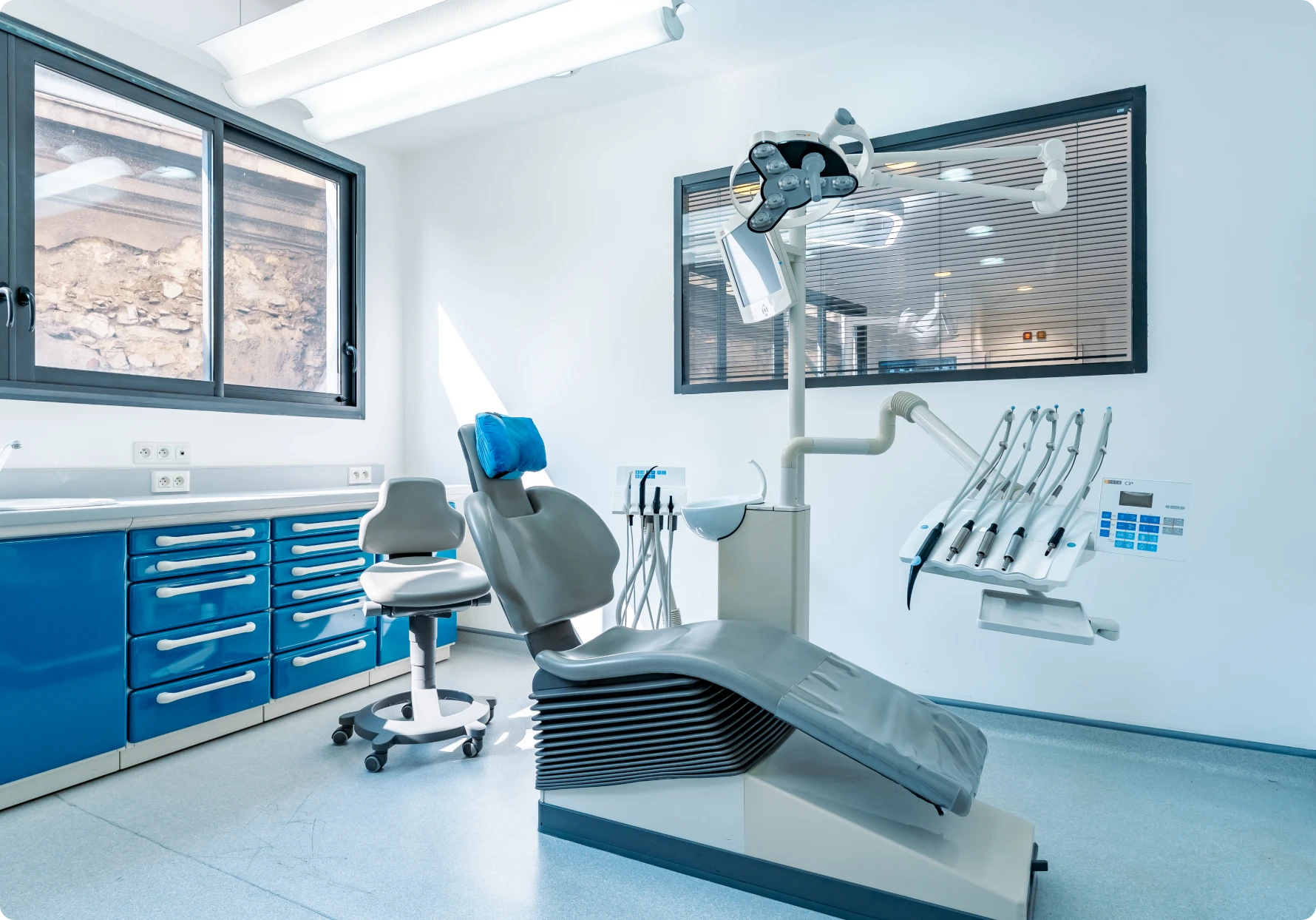 Cabinet dentaire équipé pour les soins au cabinet du Dr Loïc Feuerstoss à Marseille