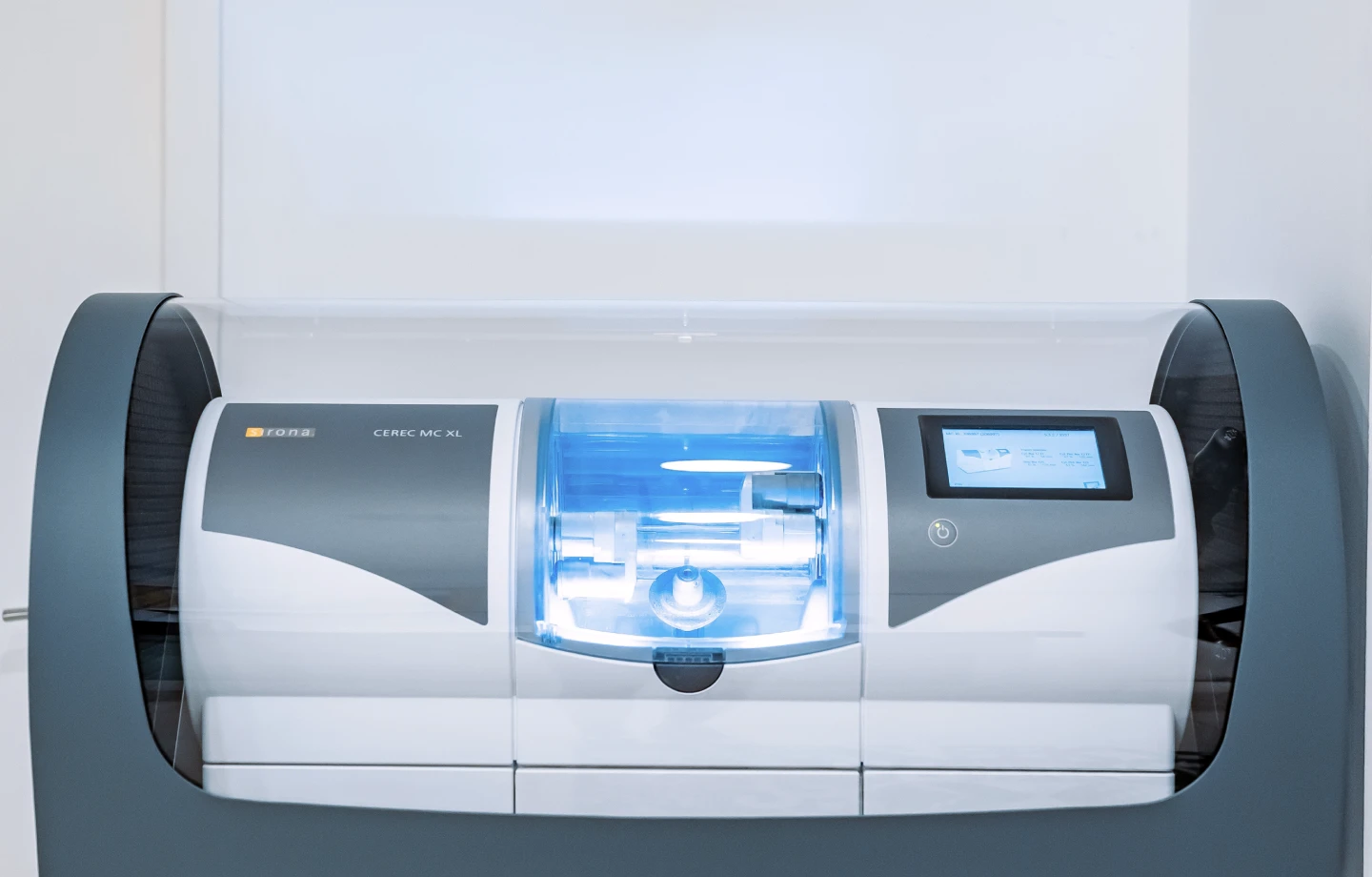 Machine d’usinage céramique pour prothèse dentaire au cabinet du Dr Loïc Feuerstoss, dentiste à Marseille